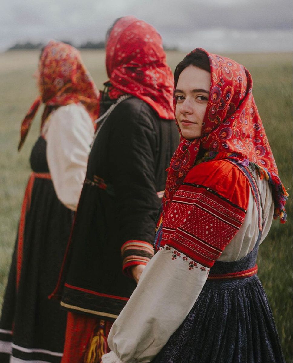 Women in Slavic costumes’s look of the day — catch her live in Stepanakert